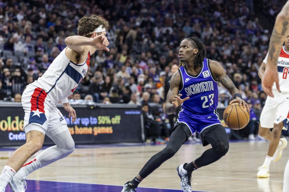 形成鲜明对 形成鲜明对